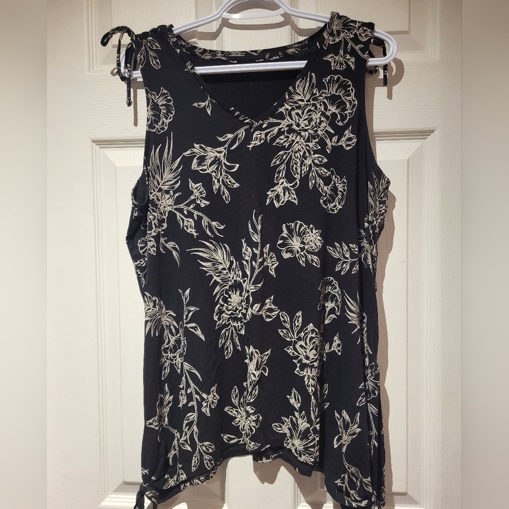 95- black & white sleeveless top